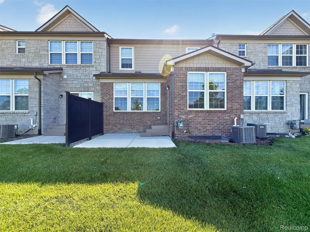 1673 Addison Circle Commerce Charter Township MI 48390