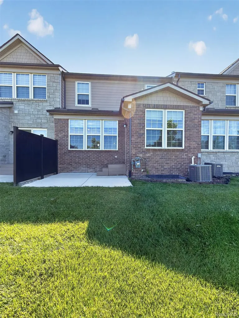 1673 Addison Circle Commerce Charter Township MI 48390