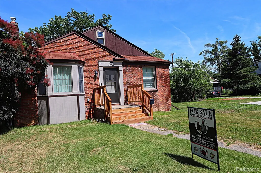 19336 Centralia Redford Charter Township MI 48240