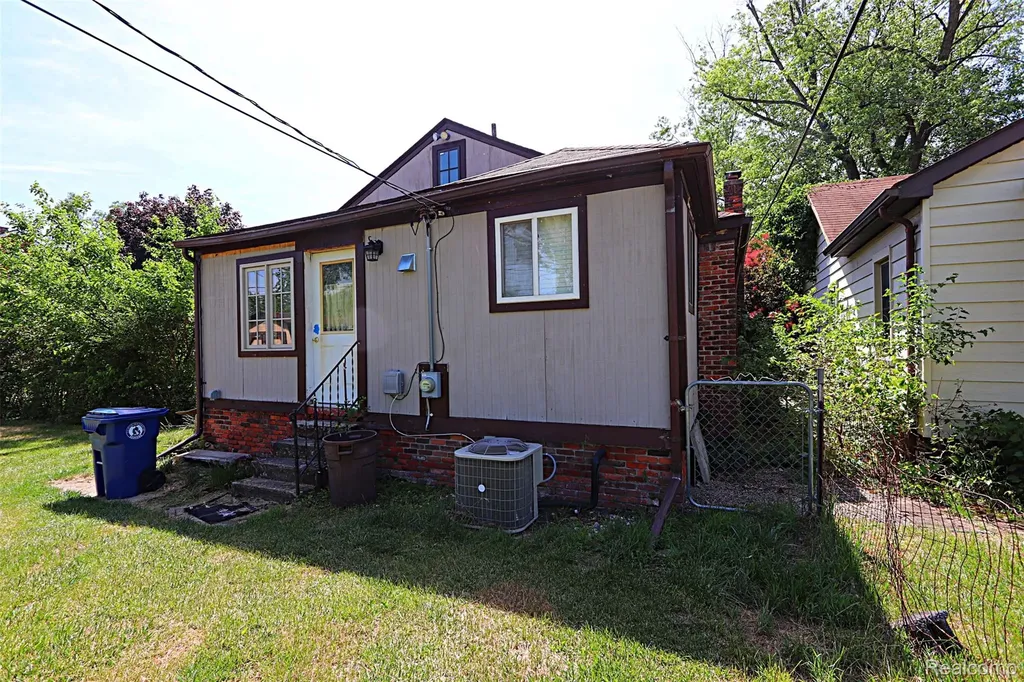 19336 Centralia Redford Charter Township MI 48240