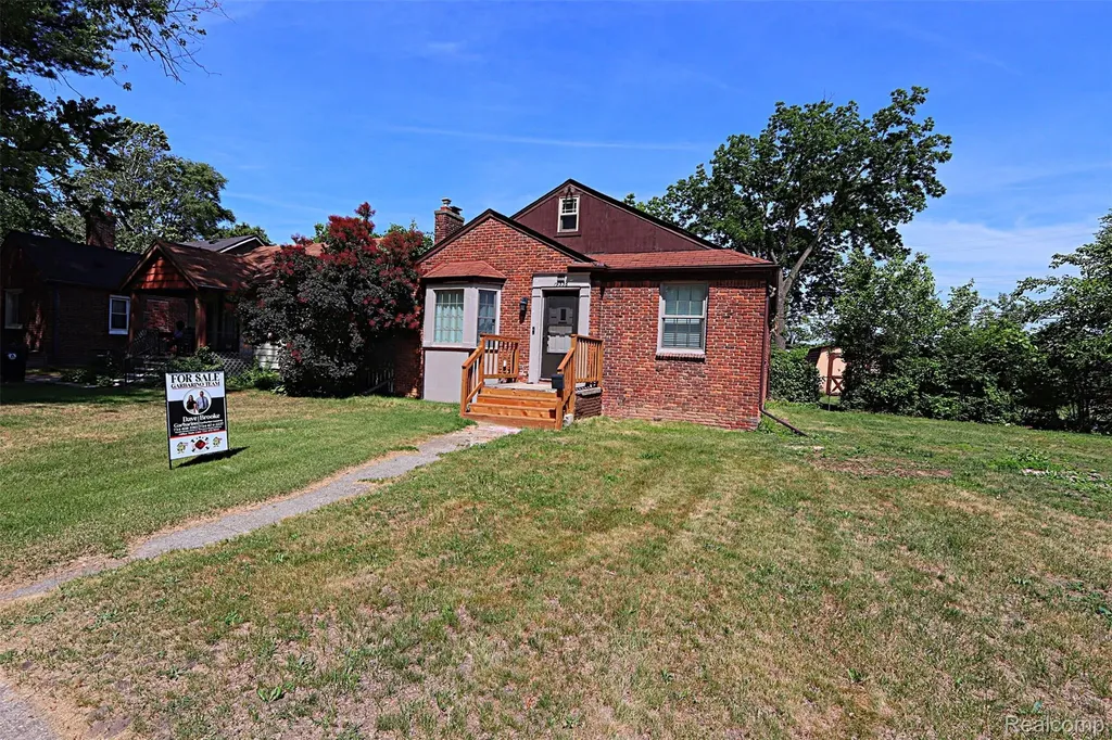 19336 Centralia Redford Charter Township MI 48240