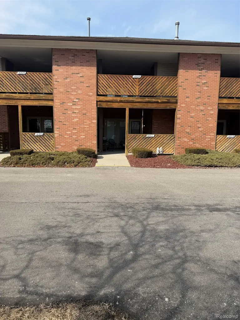 16525 Woodlane Fraser City MI 48026
