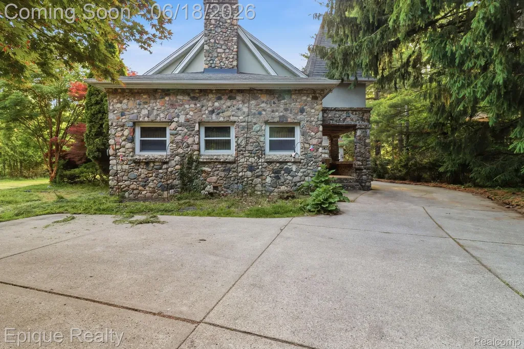 21085 Metroview Road Farmington Hills City MI 48335