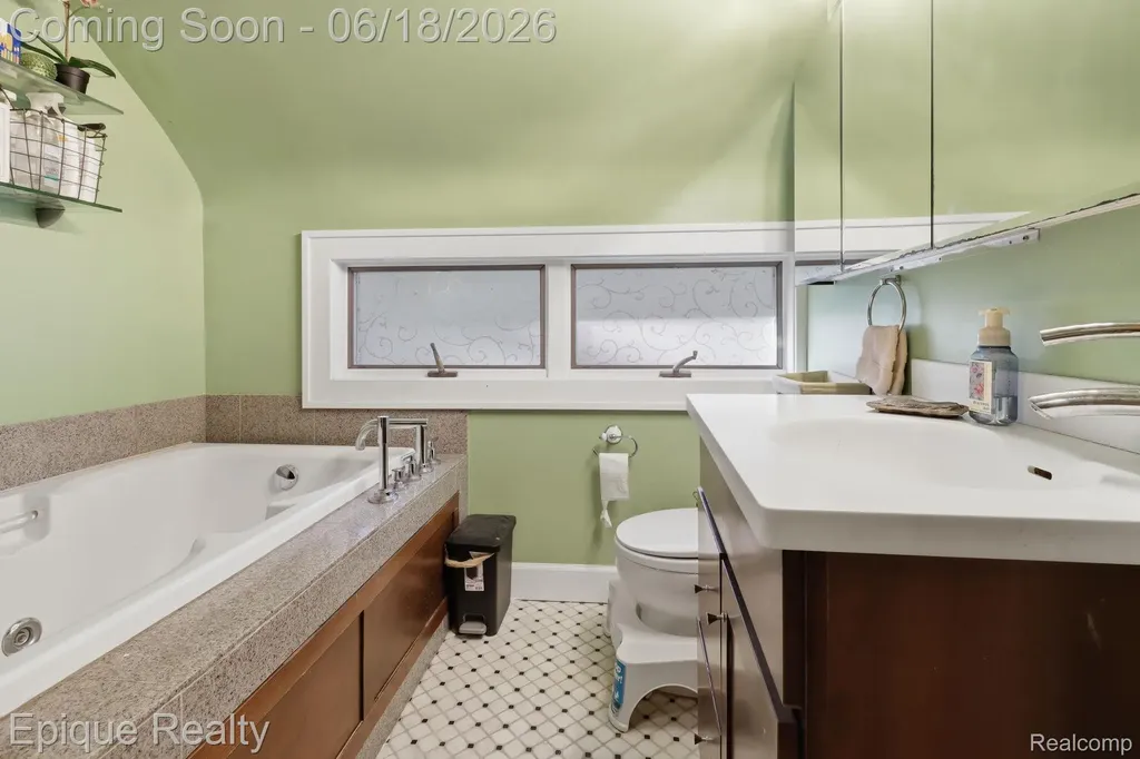 21085 Metroview Road Farmington Hills City MI 48335