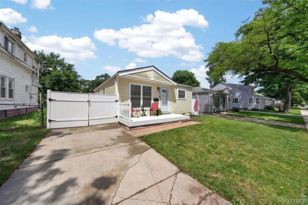 985 E Jarvis Avenue Hazel Park City MI 48030