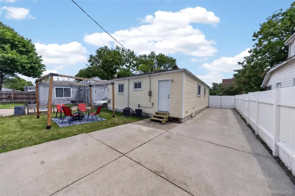 985 E Jarvis Avenue Hazel Park City MI 48030