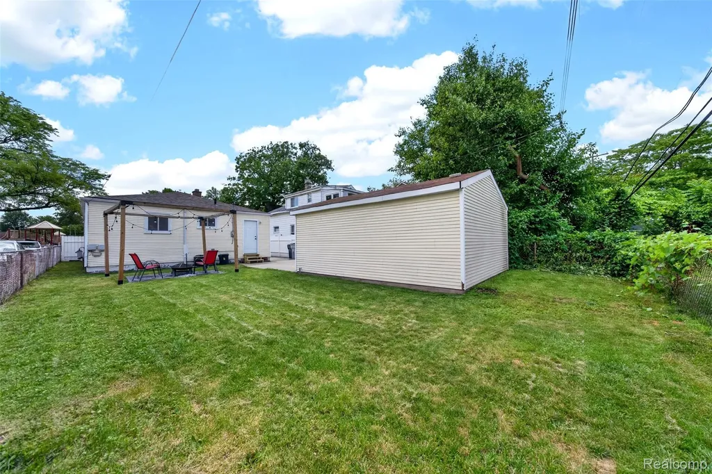 985 E Jarvis Avenue Hazel Park City MI 48030