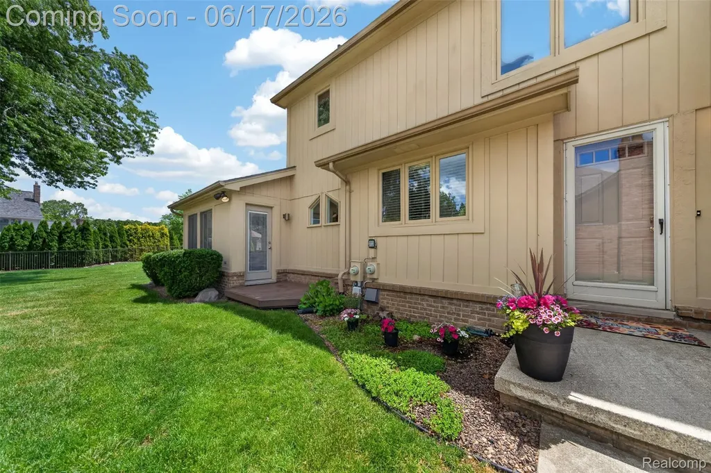 1236 Chaffer Drive Rochester Hills City MI 48306