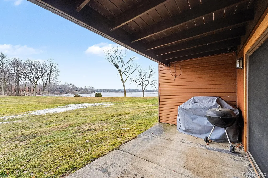 48315 Bayshore Drive Van Buren Charter Township MI 48111