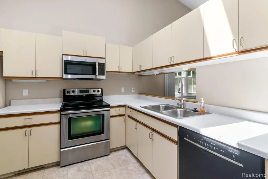 39340 Armstrong Lane Westland City MI 48185