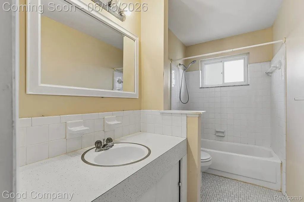 8246 Independence Drive Sterling Heights City MI 48313