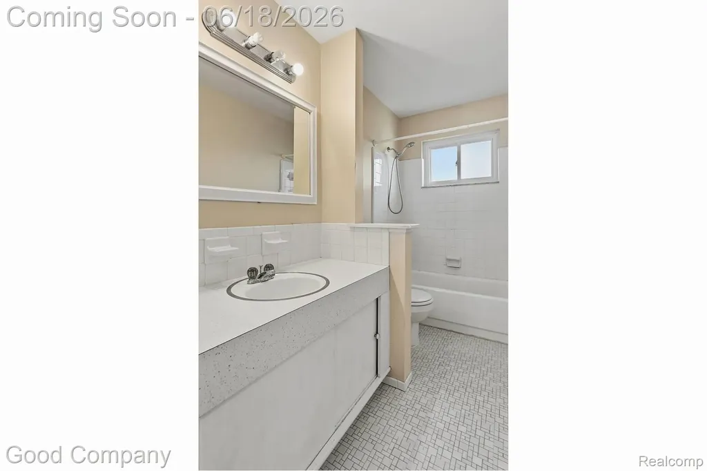8246 Independence Drive Sterling Heights City MI 48313