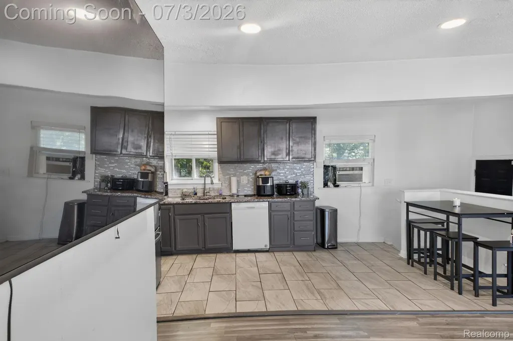 21326 Ithaca Avenue Royal Oak Charter Township MI 48220