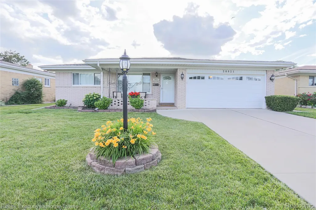 28821 Lund Avenue Warren City MI 48093