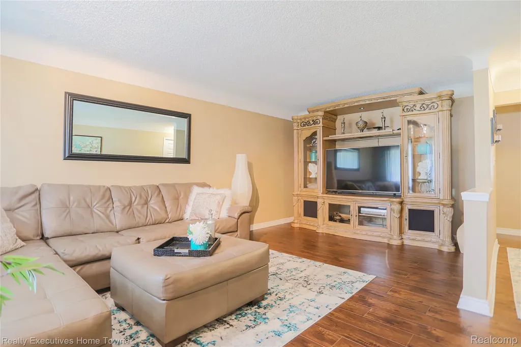 28821 Lund Avenue Warren City MI 48093