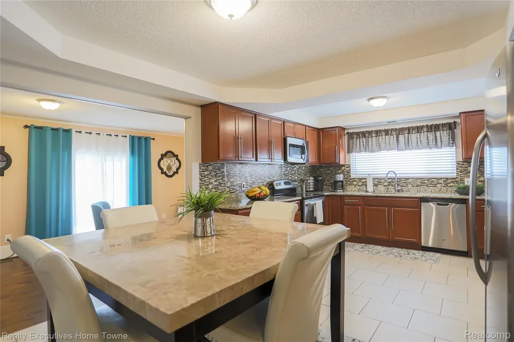 28821 Lund Avenue Warren City MI 48093