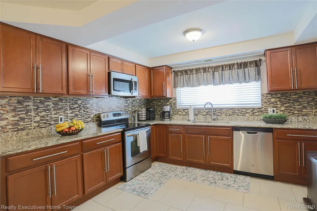 28821 Lund Avenue Warren City MI 48093