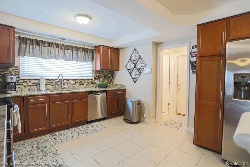 28821 Lund Avenue Warren City MI 48093