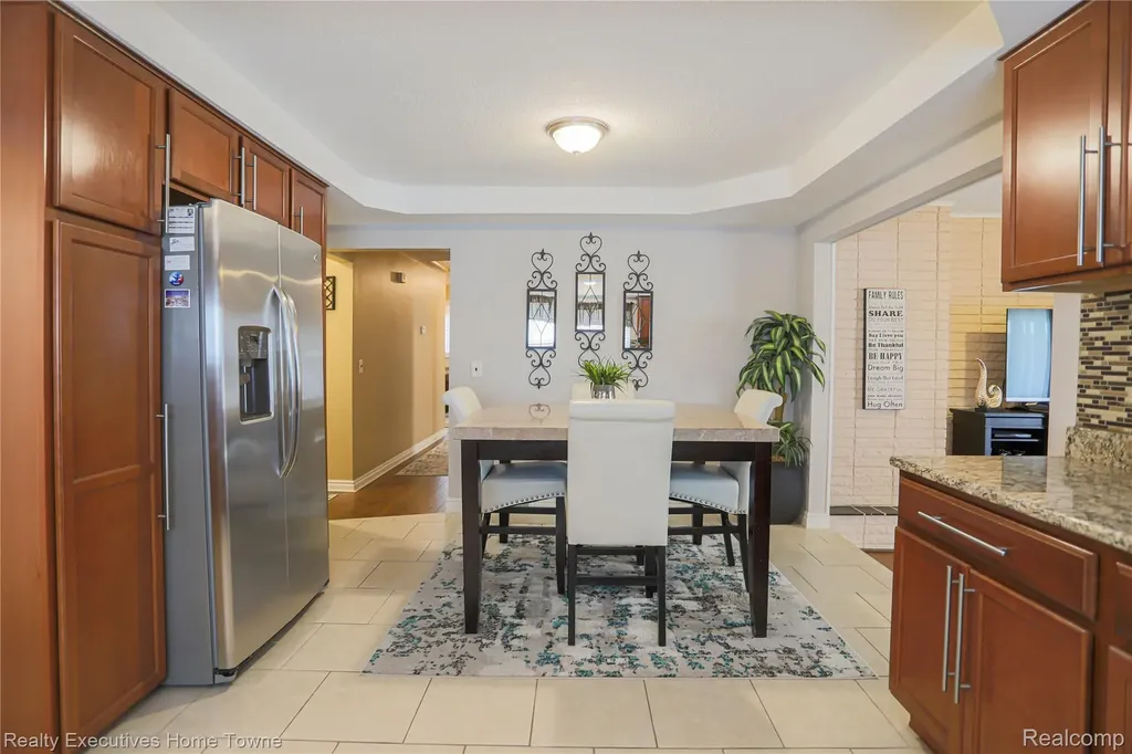 28821 Lund Avenue Warren City MI 48093