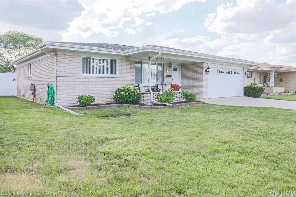 28821 Lund Avenue Warren City MI 48093