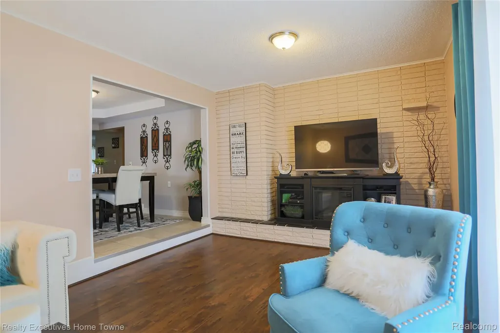28821 Lund Avenue Warren City MI 48093