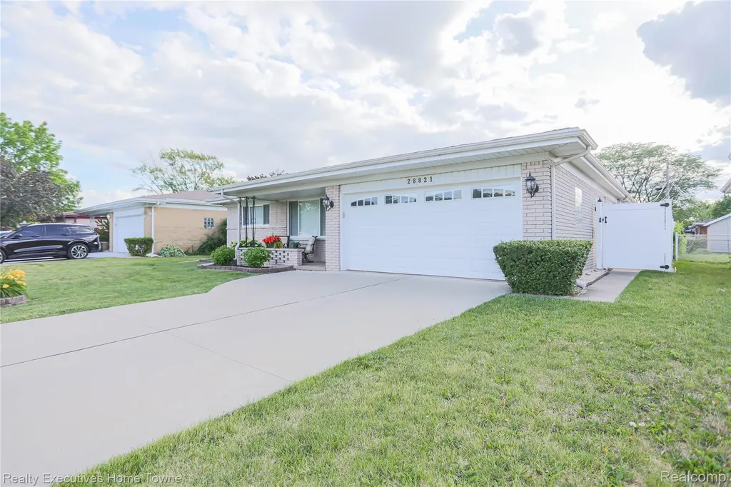28821 Lund Avenue Warren City MI 48093