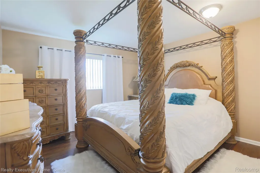 28821 Lund Avenue Warren City MI 48093