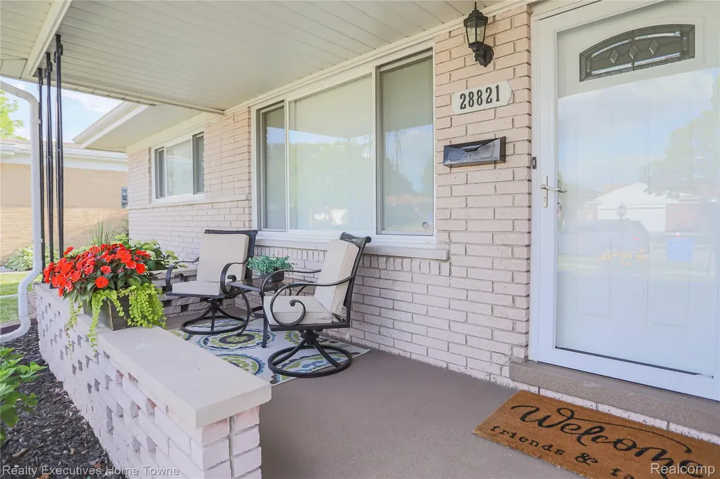 28821 Lund Avenue Warren City MI 48093