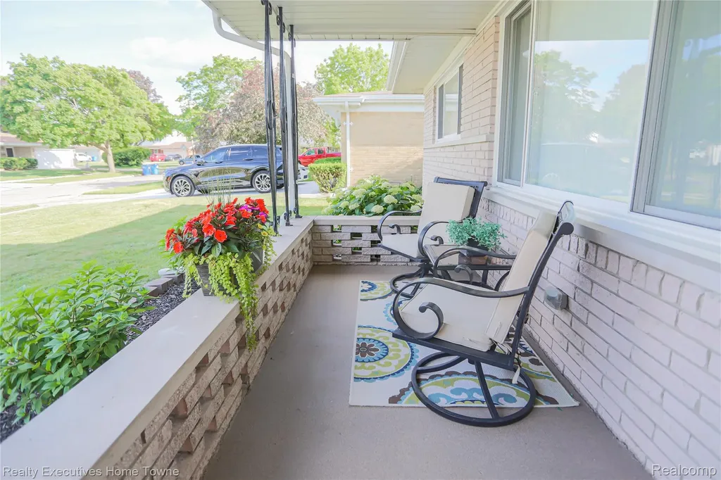 28821 Lund Avenue Warren City MI 48093
