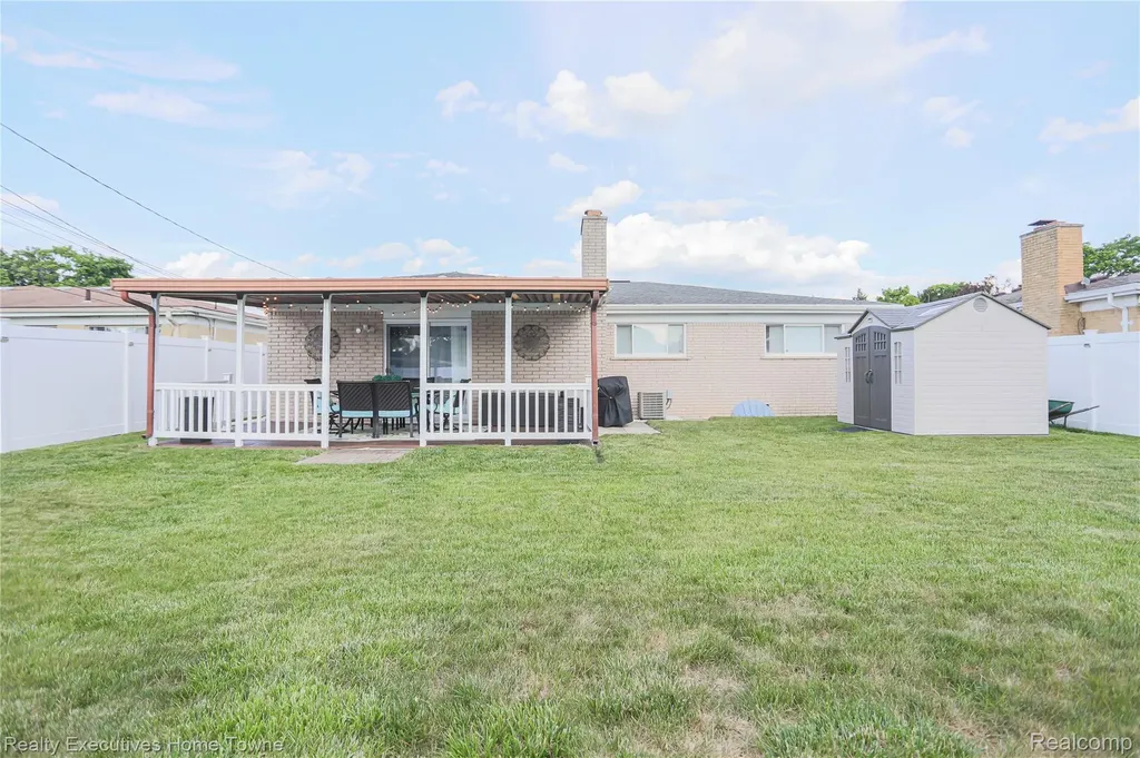 28821 Lund Avenue Warren City MI 48093