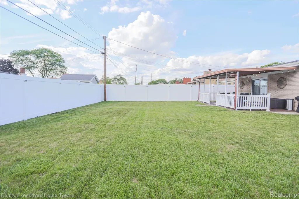 28821 Lund Avenue Warren City MI 48093