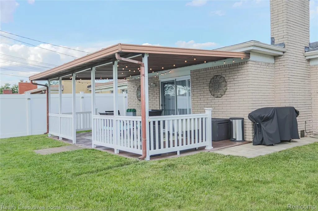 28821 Lund Avenue Warren City MI 48093