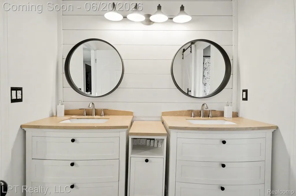 829 Langdon Court Rochester Hills City MI 48307