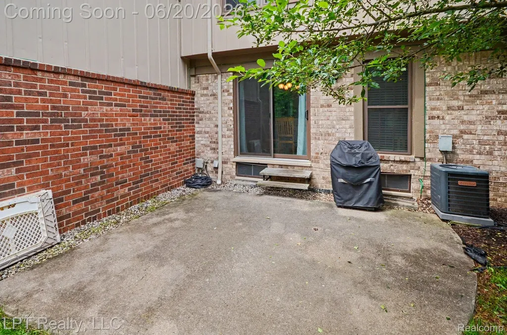 829 Langdon Court Rochester Hills City MI 48307