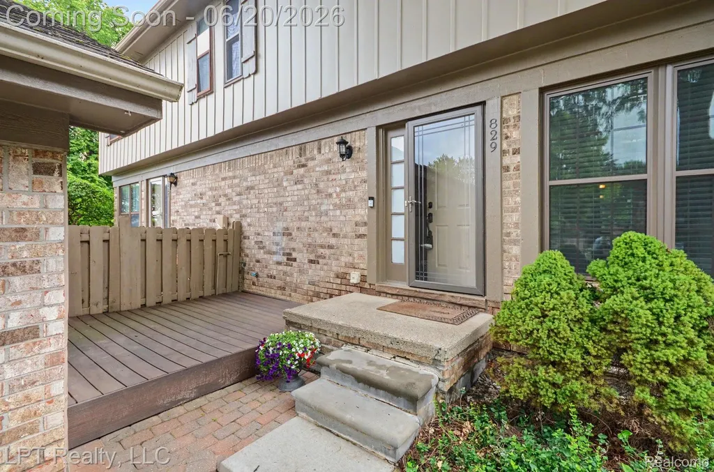 829 Langdon Court Rochester Hills City MI 48307
