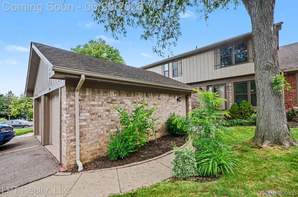 829 Langdon Court Rochester Hills City MI 48307