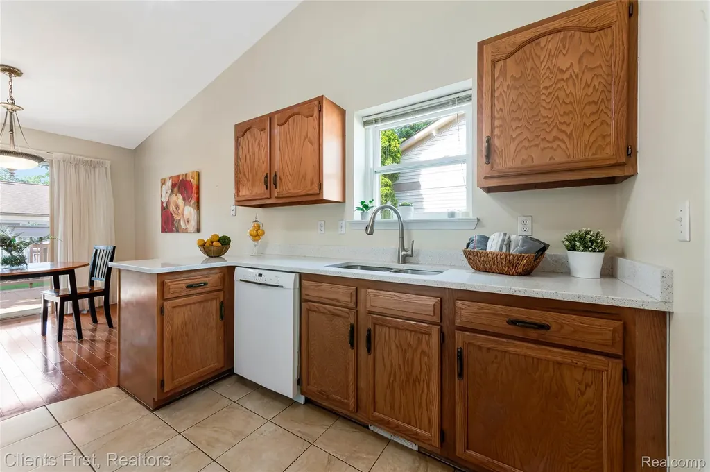 35533 Dove Trail Westland City MI 48185