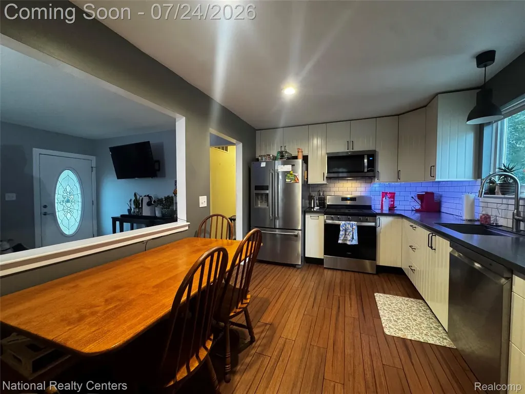 5966 Engleman Avenue Warren City MI 48091