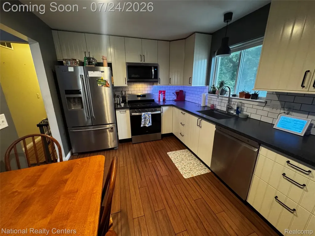 5966 Engleman Avenue Warren City MI 48091