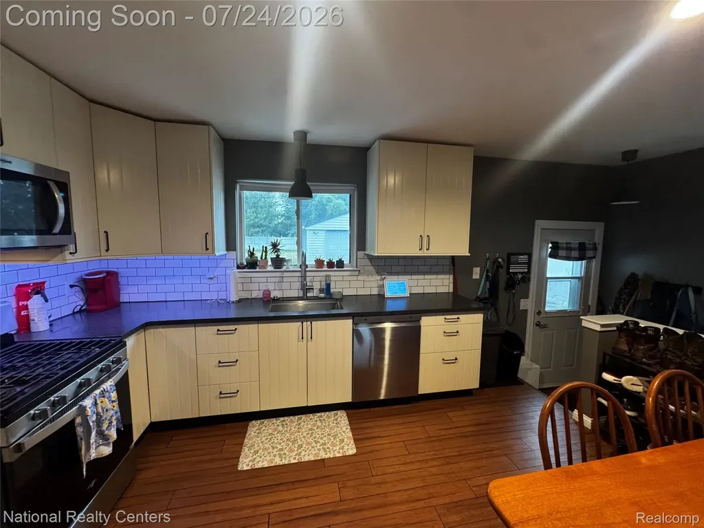 5966 Engleman Avenue Warren City MI 48091