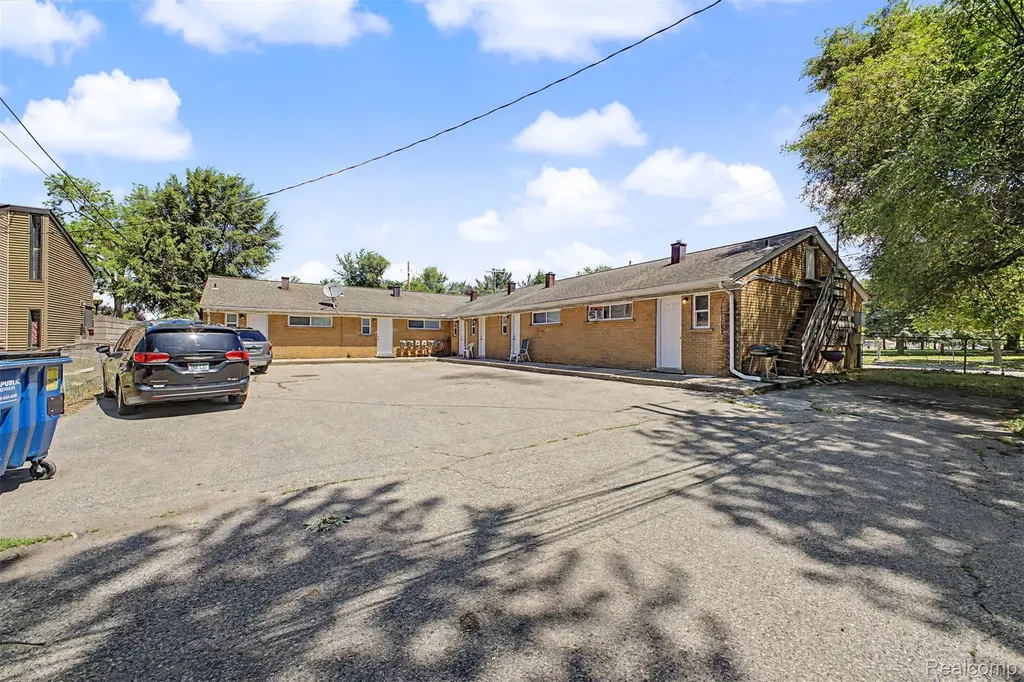 34503 Glenwood Road Wayne City MI 48184