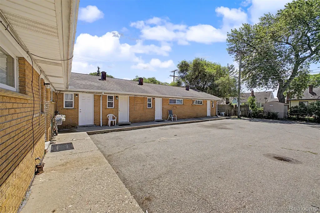 34503 Glenwood Road Wayne City MI 48184