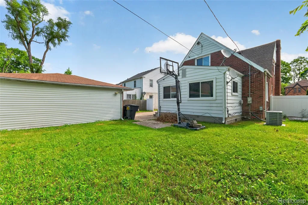 18939 Ohio Street Detroit City MI 48221