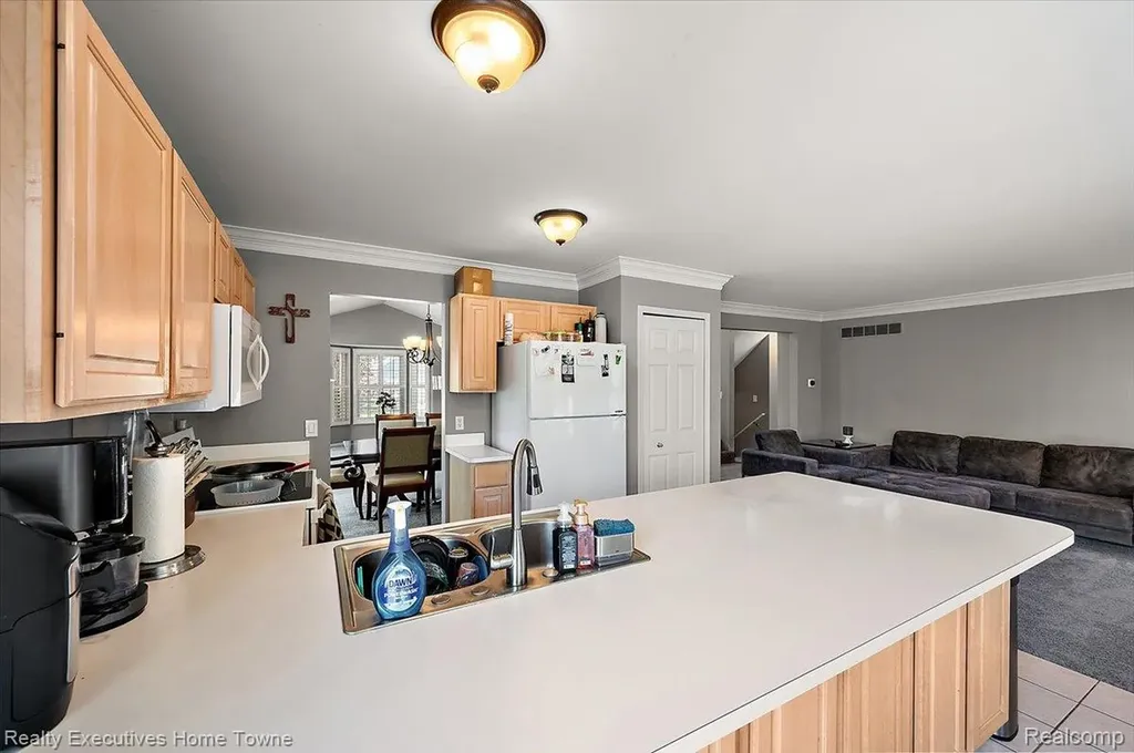 899 Hathaway Dr Drive Auburn Hills City MI 48326