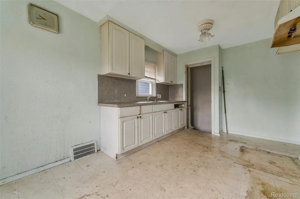 19563 Schoenherr Street Detroit City MI 48205