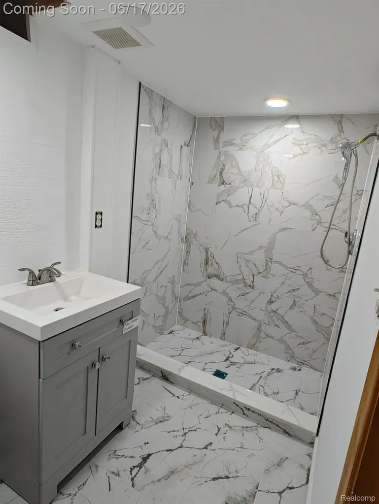 11571 Murthum Avenue Warren City MI 48093