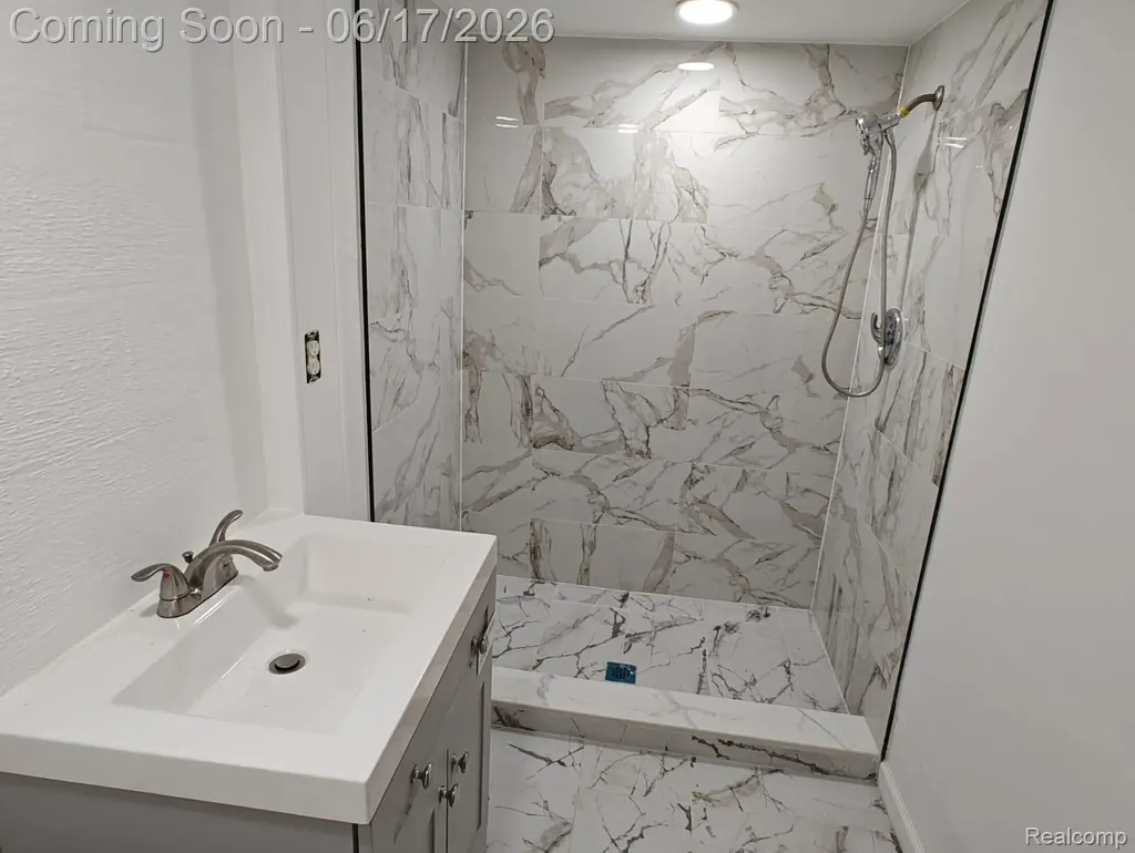 11571 Murthum Avenue Warren City MI 48093
