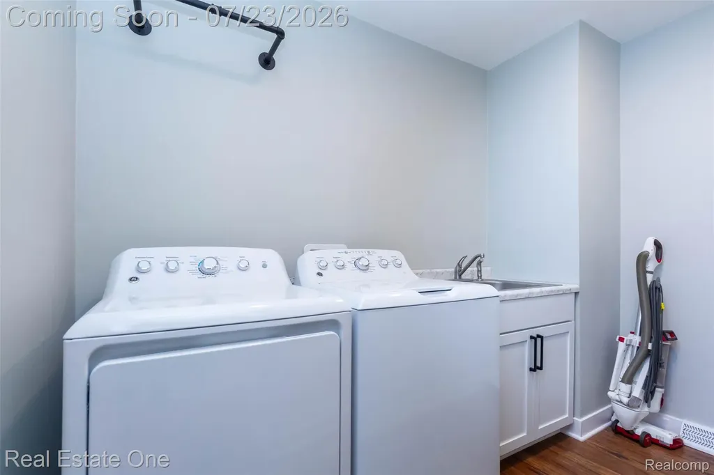 7354 N Shaker Drive Waterford Charter Township MI 48327