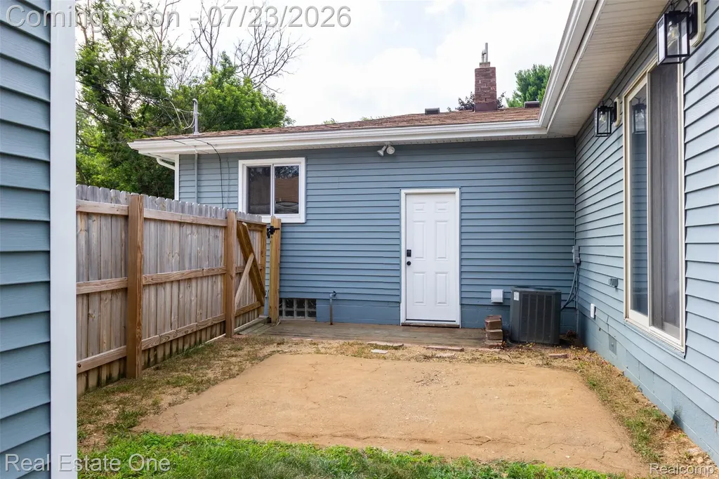 7354 N Shaker Drive Waterford Charter Township MI 48327