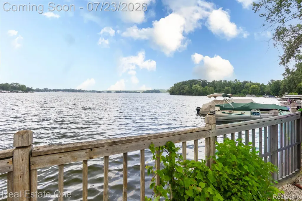 7354 N Shaker Drive Waterford Charter Township MI 48327